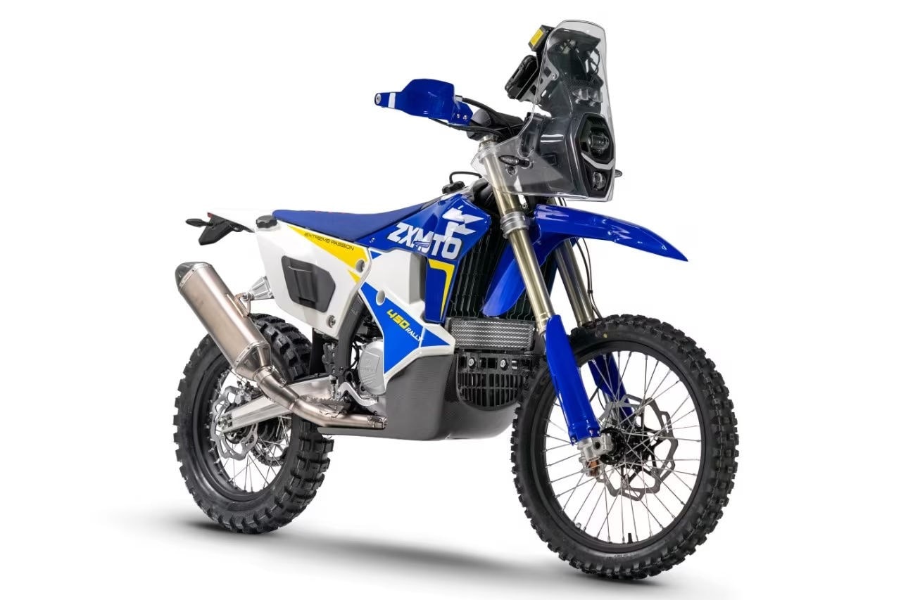 <div class='descrGalleryTitle'>ZX Moto 450 Rally</div><div class='descrGalleryText'><p><b><a href="https://www.dueruote.it/news/moto-scooter/2025/11/04/zx-moto-novita-eicma-2025/">ZX Moto</a> (padiglione 4, stand A60)&nbsp;</b>è il nuovo marchio fondato da Zhang Xue, già creatore di Kove. <b>La 450 Rally è il manifesto dell’azienda</b>: 128 kg di peso, telaio in acciaio, serbatoio verticale in stile Dakar, ruote da 21” e 18” e torretta in vero carbonio. Il progetto nasce per il fuoristrada vero, non per imitazione. Le sovrastrutture sono ridotte al minimo, con fianchetti larghi pensati per offrire appoggio nella guida in piedi.<br>
<b>Il motore è un monocilindrico 450 raffreddato a liquido</b>, i dati ufficiali non sono ancora stati dichiarati ma l’obiettivo è restare sotto i 140 kg con il pieno. Geometrie e distribuzione dei pesi sono tipiche delle rally replica, con attacchi paramotore e impianto sospensioni di escursione importante.<br>
ZX Moto non si limita a questo modello: la gamma in arrivo prevede anche una sportiva 500 quattro cilindri con forcellone monobraccio e una classic, sempre 500, ma quattro cilindri raffreddati a liquido. Non è la “solita Cina”: il posizionamento è dichiarato, e punta dritto agli appassionati che cercano una moto specialistica a prezzo accessibile.</p>
</div>